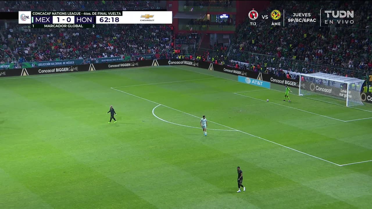 ¡CERCA! Rodrigo Huescas disparó que se estrella en el poste.