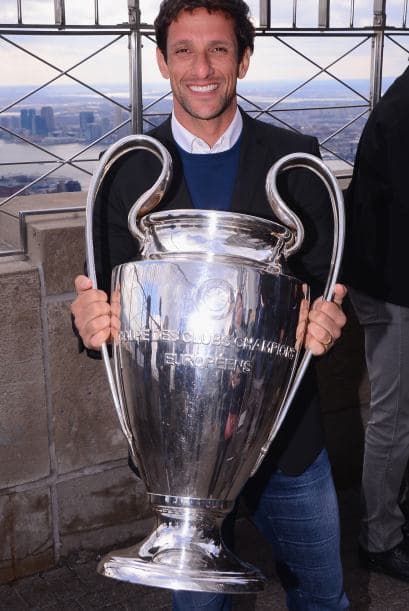David Villa, Rivaldo y Juliano Belletti posaron con el trofeo Champions League en el Empire State de Nueva York en el Tour del Trofeo de la UEFA Champions Presentado por Heineken. Mira las mejores imágenes del evento (Cortesía: Heineken).