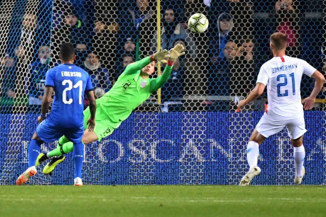 El arquero Ethan Horvath se fue convirtiendo en la figura del equipo estadounidense ante las repetidas llegadas de la 'Azurri'.