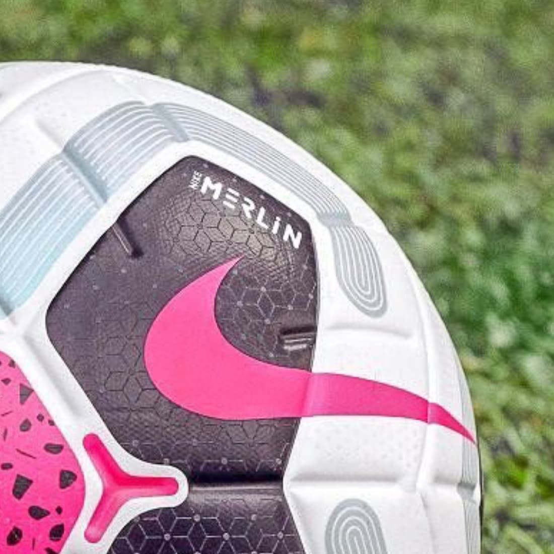 Con un diseño revolucionario, para lo que venía siendo, la Premier League anunció su nueva pelota para la próxima temporada la cual vuelve a tener le blanco como protagonista, pero esta vez los detalles son rosa, negro y gris.