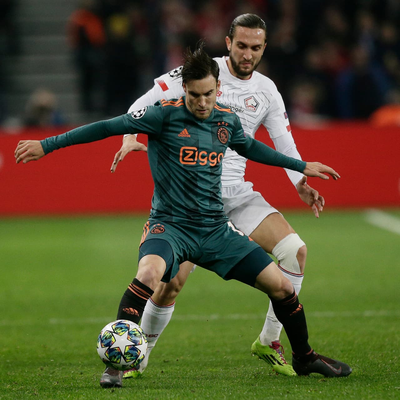 Con goles de Hakim Ziyech y Quincy Promes, el Ajax se impone 0-2 al Lille. El mexicano Edson Álvarez entró de cambio al medio tiempo por Noussair Mazraoui.