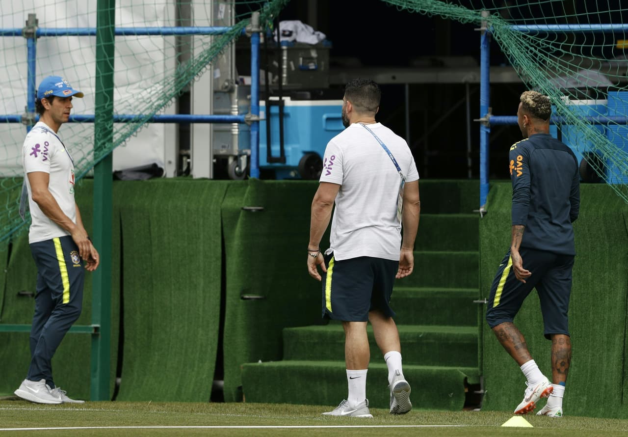 El doctor Rodrigo Lasmar precisó que los dolores que afectan al jugador están localizados en el tobillo derecho y fueron causados por golpes que el jugador recibió durante el debut de Brasil.
