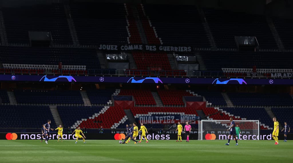 El defensa Kimpembe trabaja muy bien dentro del área.