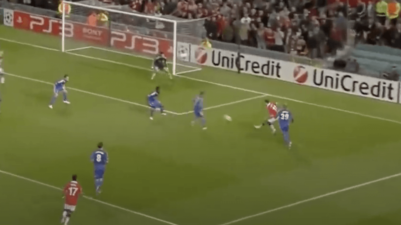 Se metió al área y envió centro peligroso.