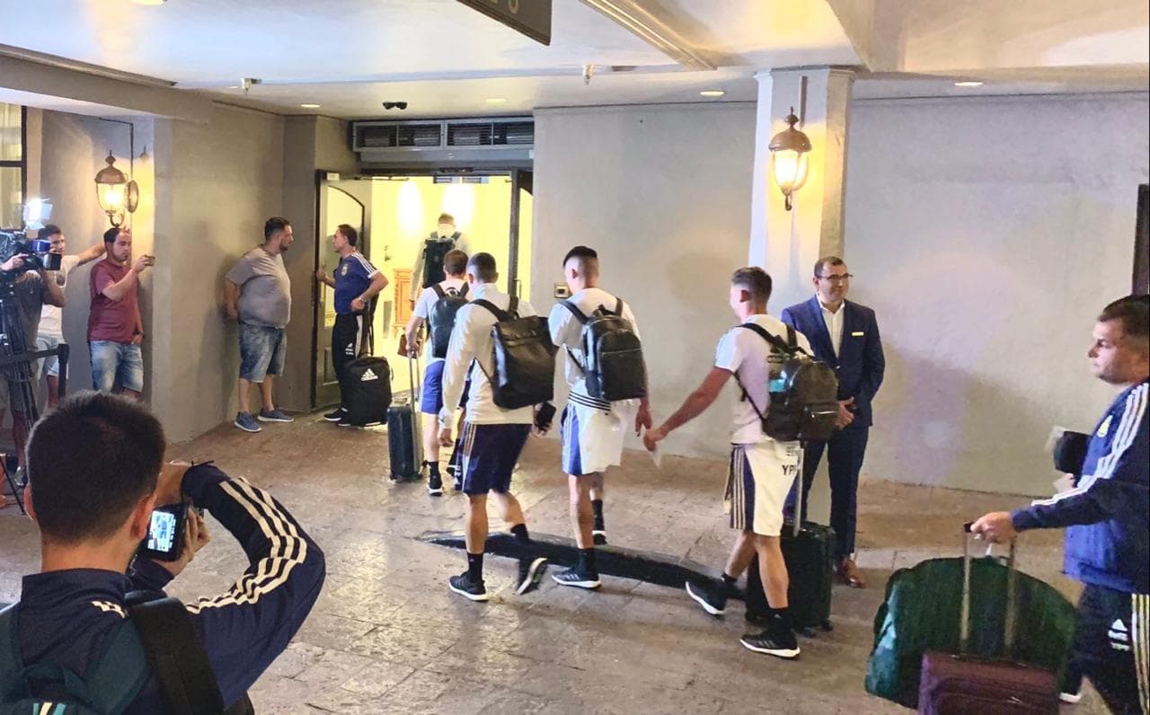 Argentina llegó a San Antonio sin reflectores y en silencio 