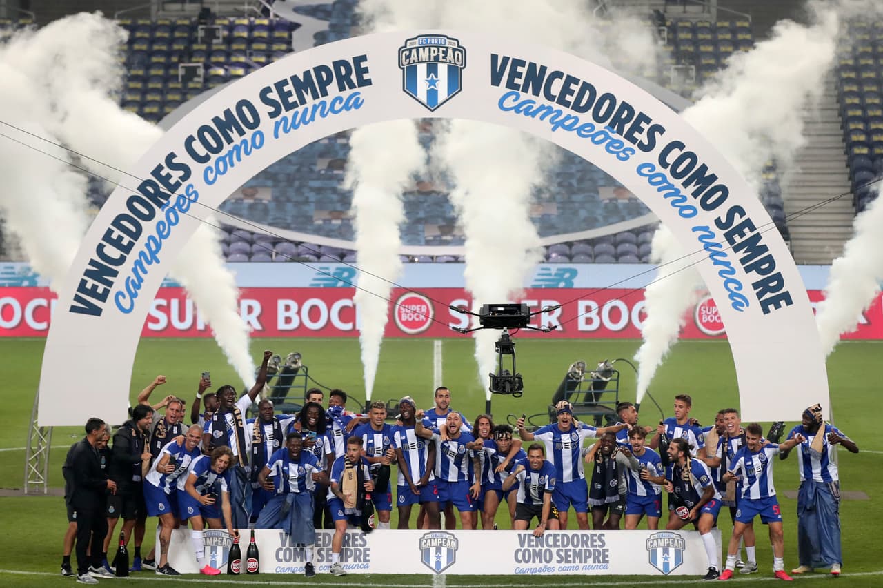 El Tecatito Corona firma su gran temporada al conseguir un nuveo título de la Liga Portuguesa con el Porto.