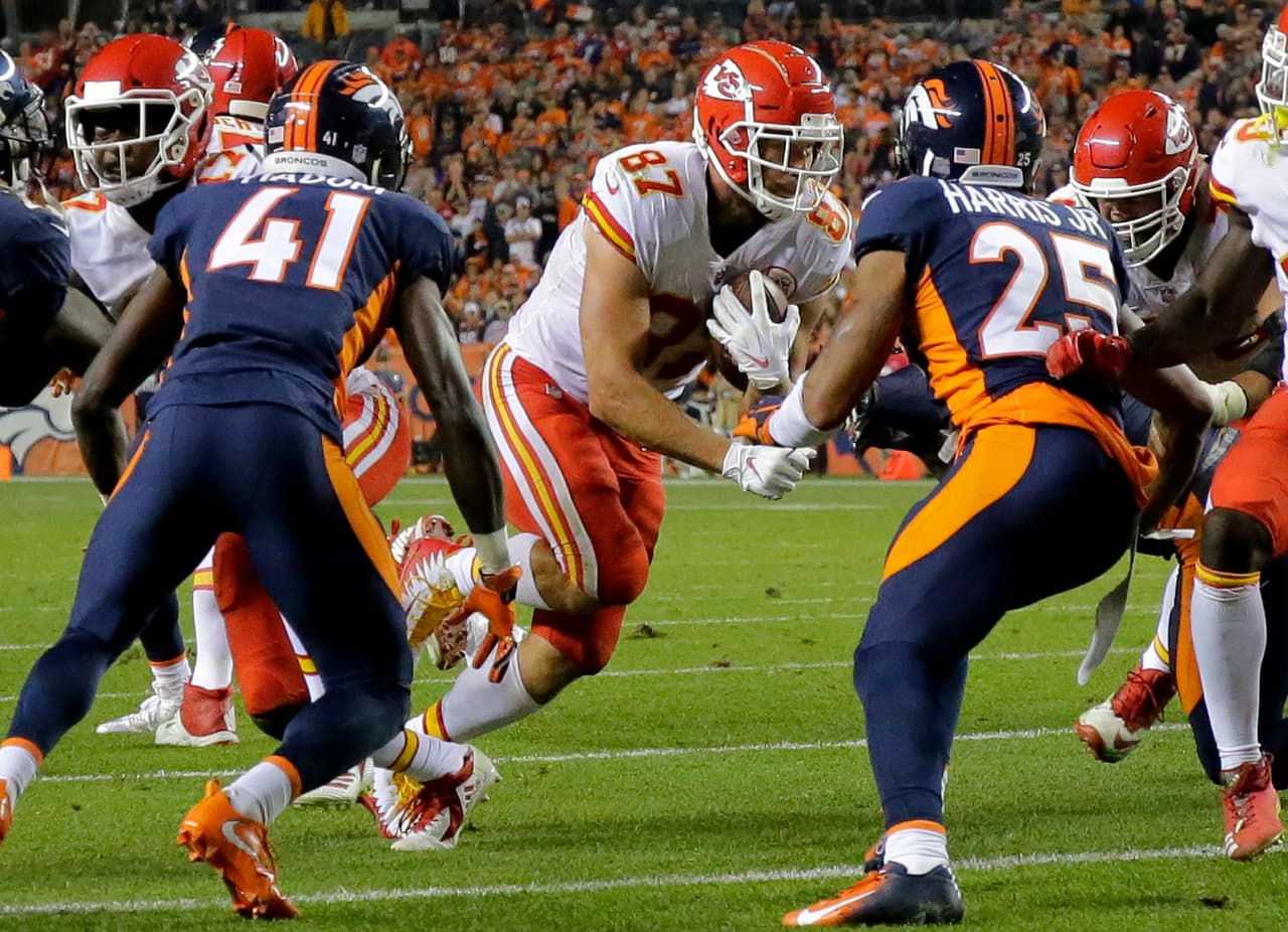 Pero vino la reacción de Kansas City, se aferraban a su marca invicta. Mahomes se conectó con su ala cerrada Travis Kelce en pase de dos yardas para un touchdown que puso 23-20 el juego.