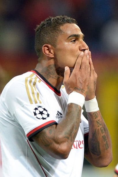 Este joven galán hasta en el cuello tiene tatuajes.