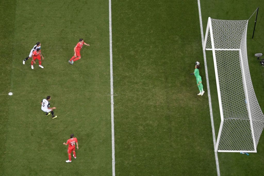 Una toma aérea de la misma salvada, un testarazo a quemarropa que gracias a su calidad, instintos y reflejos, Sommer detuvo. Luego de desviar el tiro, la bola pega en el poste y sale.