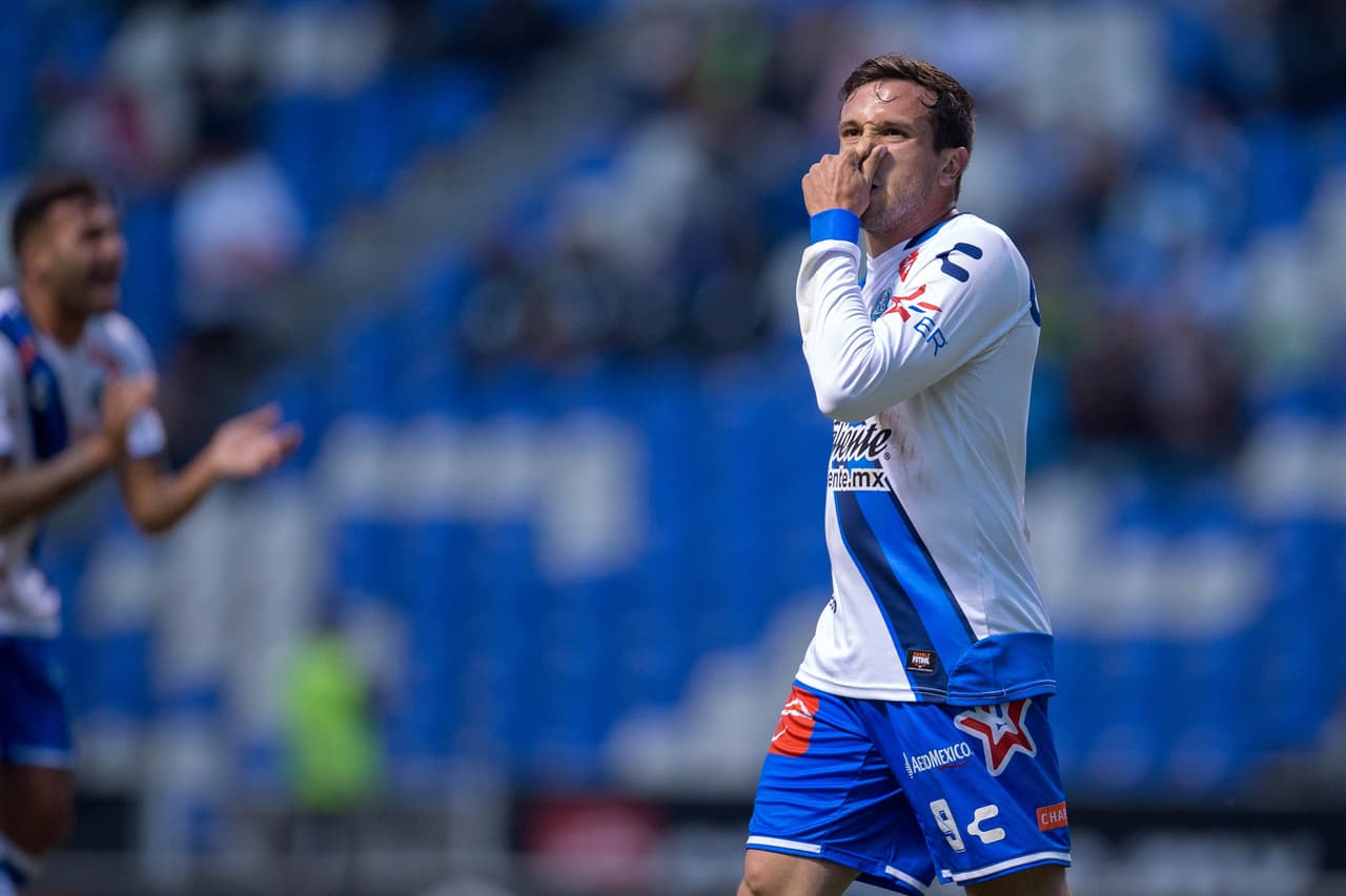 En el peor partido de la fecha tres,
<a href="http://www.univision.com/deportes/futbol/liga-mx/puebla-y-queretaro-empatan-sin-goles-de-carambola-mandan-al-america-al-sotano-del-torneo-video" target="_blank">Puebla 0-0 Querétaro</a>, Amione pudo haber asistido a"El Pacorro" Torres para la ventaja camotera pero falló un pase de trámite para profesionales de primera división. El surgido del Atlante no termina por consolidarse.
