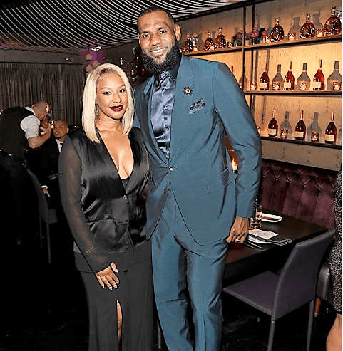 LeBron se ha convertido en un amante de los vinos. Aquí posa en una fotografía con su esposa Savannah, en un restaurante donde hay buen maridaje entre comida y bebida.