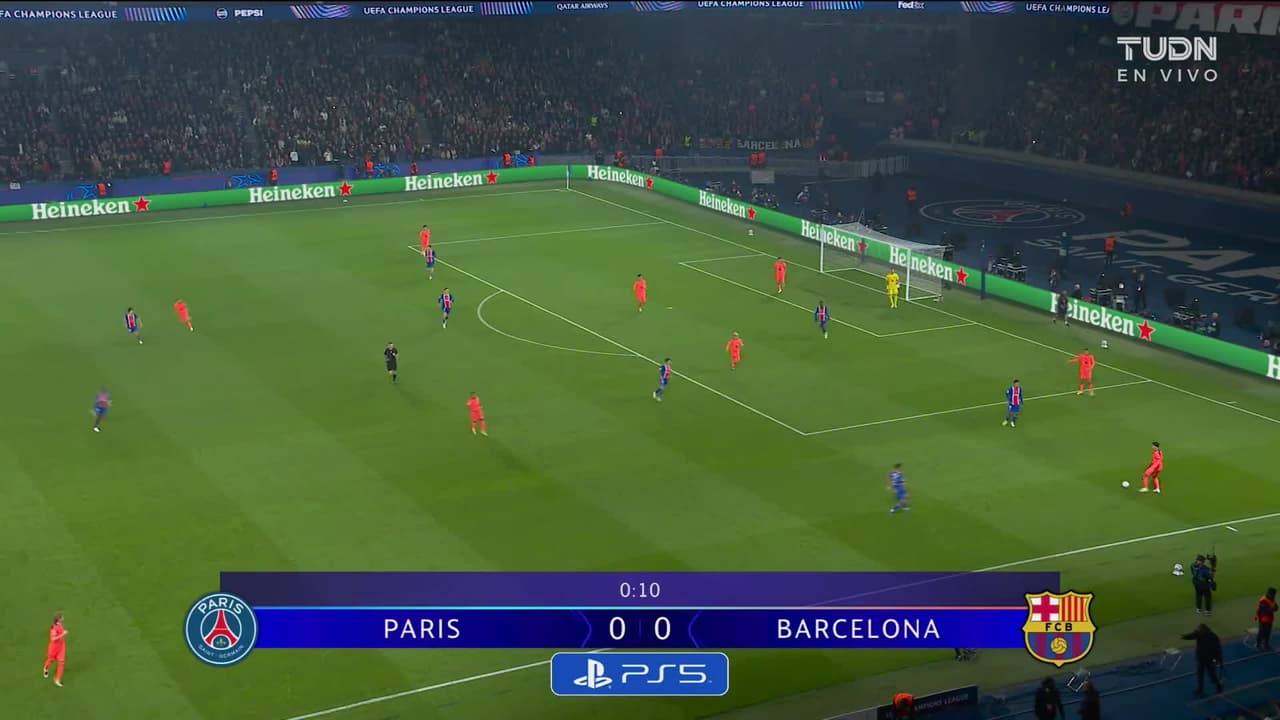 Arranca el partido y la pelota está en juego.