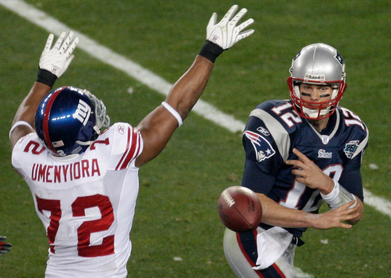 <b>Osi Umenyiora</b>
<br>- Umenyiora nació en Golders Green, Londres, de padres nigerianos.
<br>- Él es descendiente de Igbo, un nativo de la ciudad de Ogbunike en el área del gobierno local de Oyi del estado de Anambra en Nigeria. 
<br>- Su primer nombre completo significa en Igbo "a partir de hoy, las cosas estarán bien". 
<br>- La familia de Umenyiora se mudó de Londres a Nigeria cuando tenía siete años. A los catorce años, Umenyiora se mudó a Auburn, Alabama.