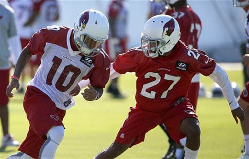 El WR Brittan Golden (#10) tratando de rebasar al back defensivo Darren Woodard (#27) (AP-NFL).