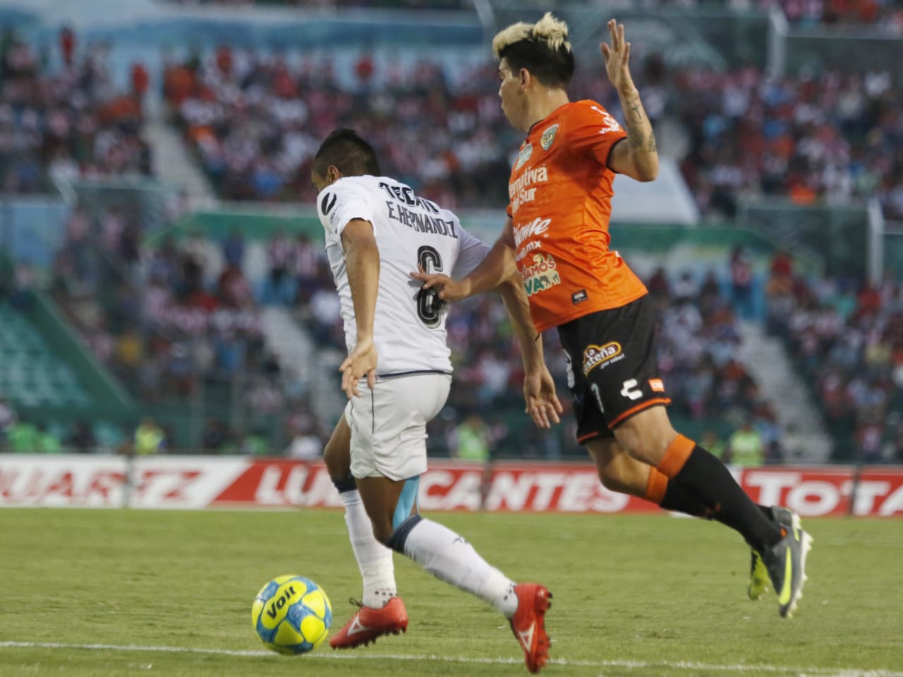 El partido tuvo un ritmo muy intenso y al parecer en medio de eso el defensa central cayó en un momento desmedido.