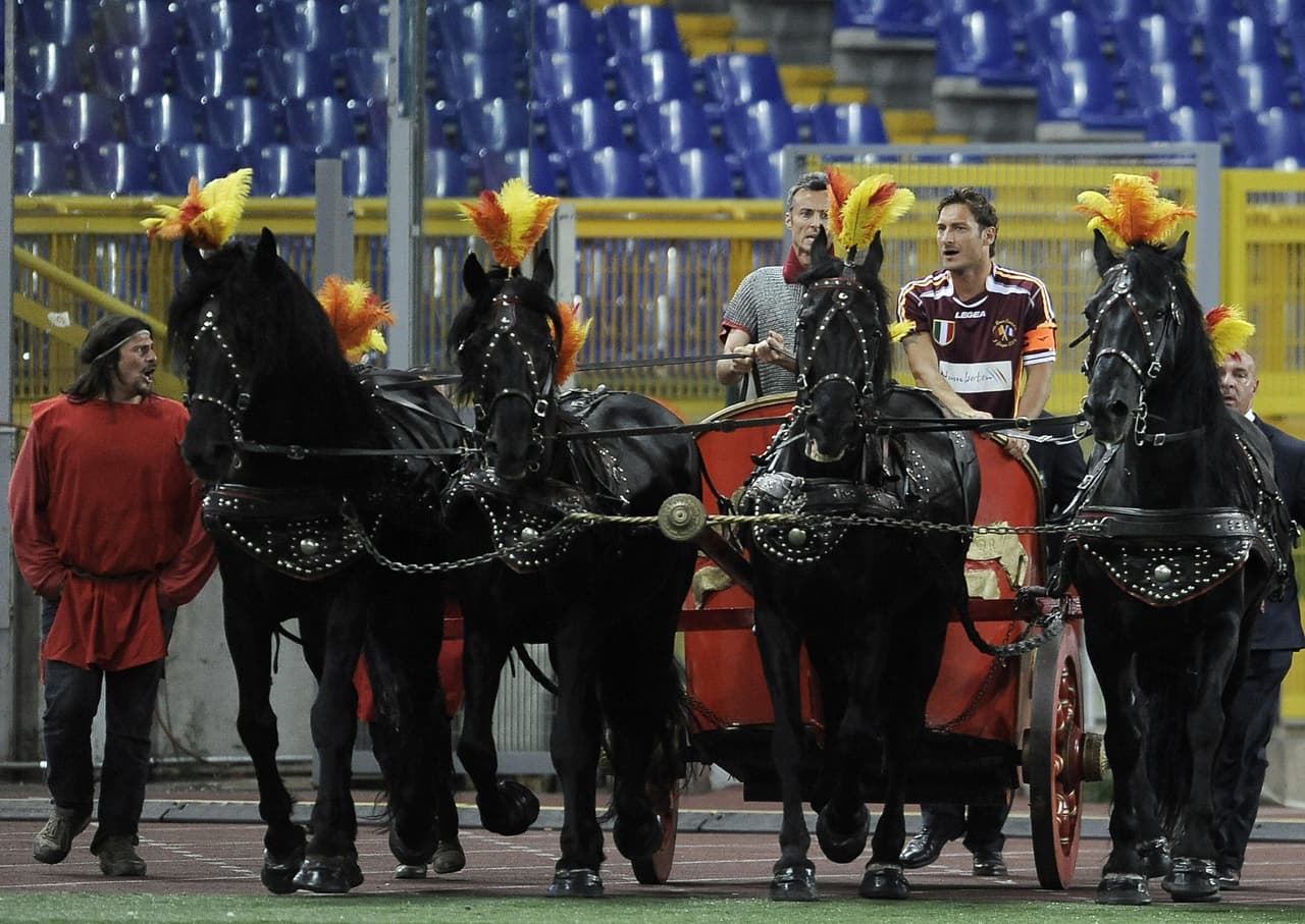El atacante de Roma fue premiado con el Guerin de Oro (premio que se le da a un jugador con al menos 19 partidos en la liga) tras la temporada 1997/98 y fue el Mejor Jugador Joven de la Serie A en 1999, luego de que en esa torneo marcara 16 goles.
