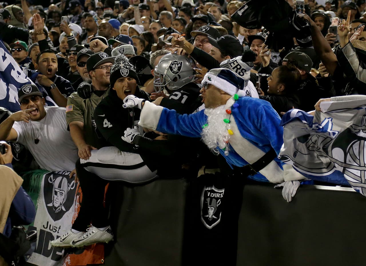 Las animadoras y los fanáticos en múltiples escenarios de la NFL en la jornada 15 vistieron la fiesta del fútbol americano de Navidad con sus atuendos y demás accesorios de las festividades.