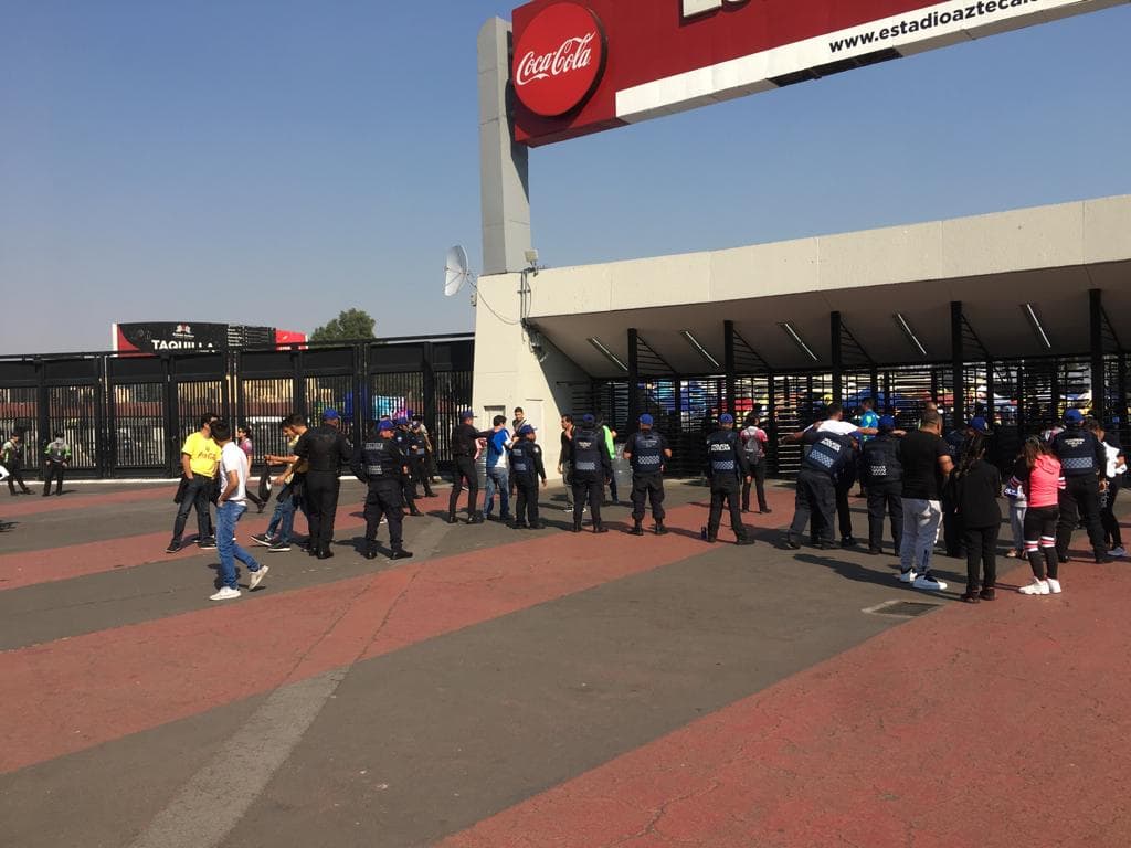 Poco a poco los fanáticos llegaron a las taquillas para adquirir su boleto e ingresar al inmueble.