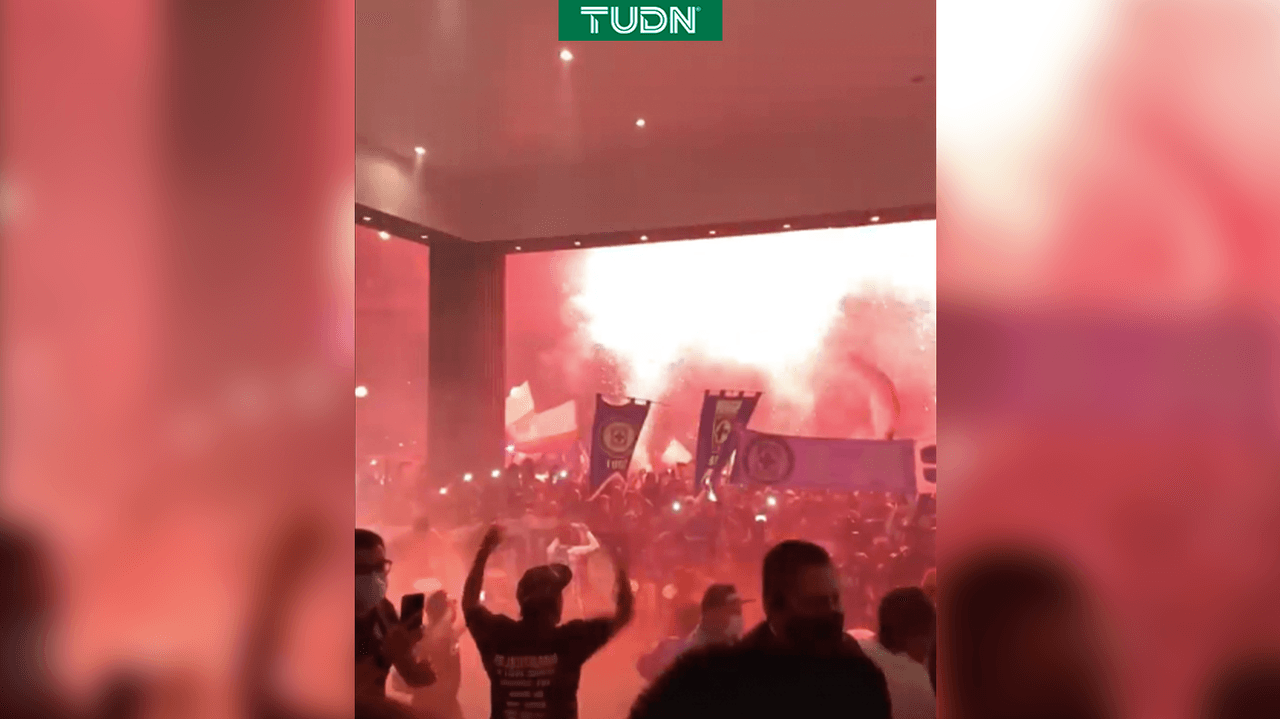 Seguidores de Cruz Azul vuelven a alentar con pirotecnia