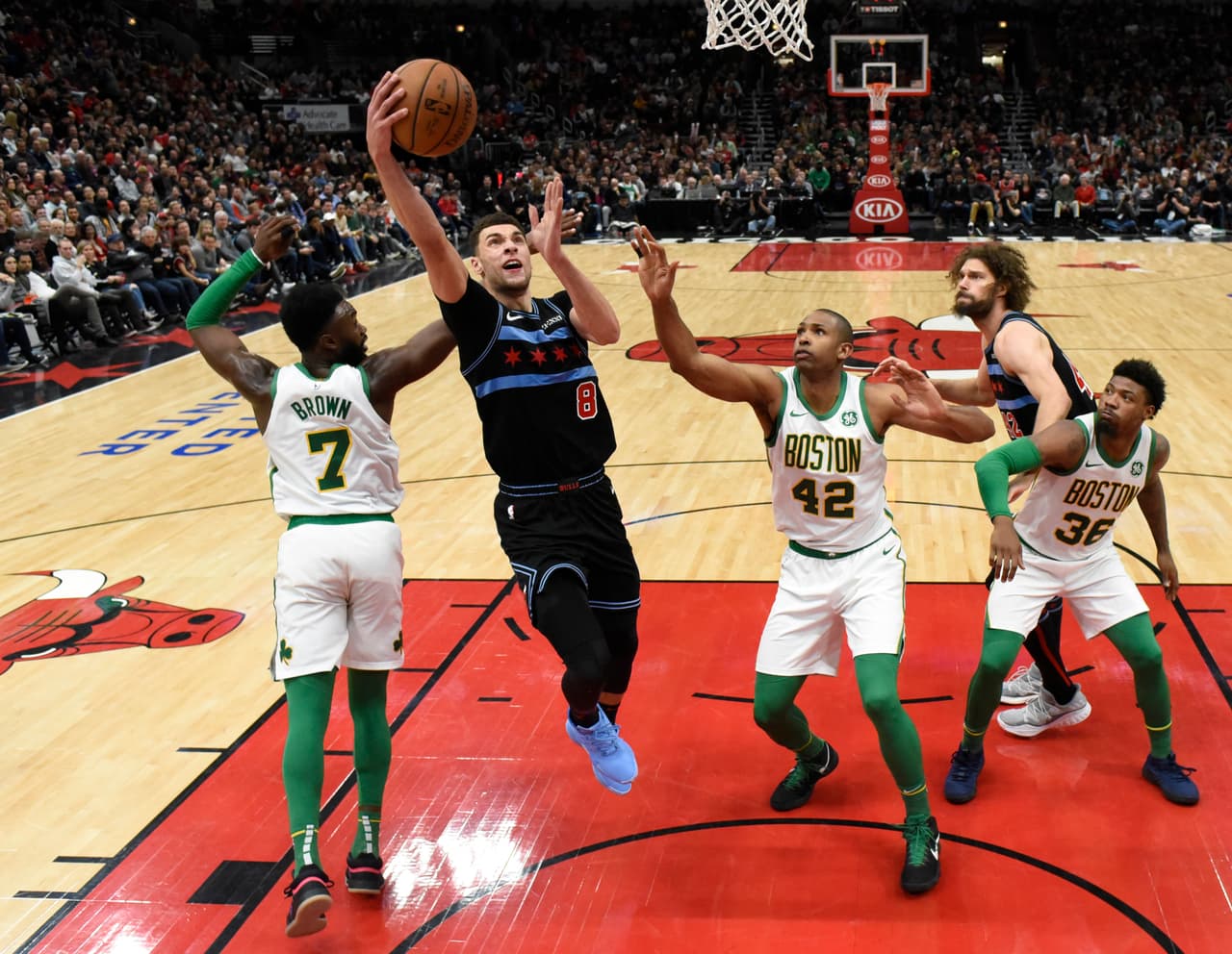 Los Chicago Bulls sorprendieron 126-116 a Boston Celtics, destacándose el guardia Zach LaVine (centro) con 42 puntos, la mejor cifra de su carrera.