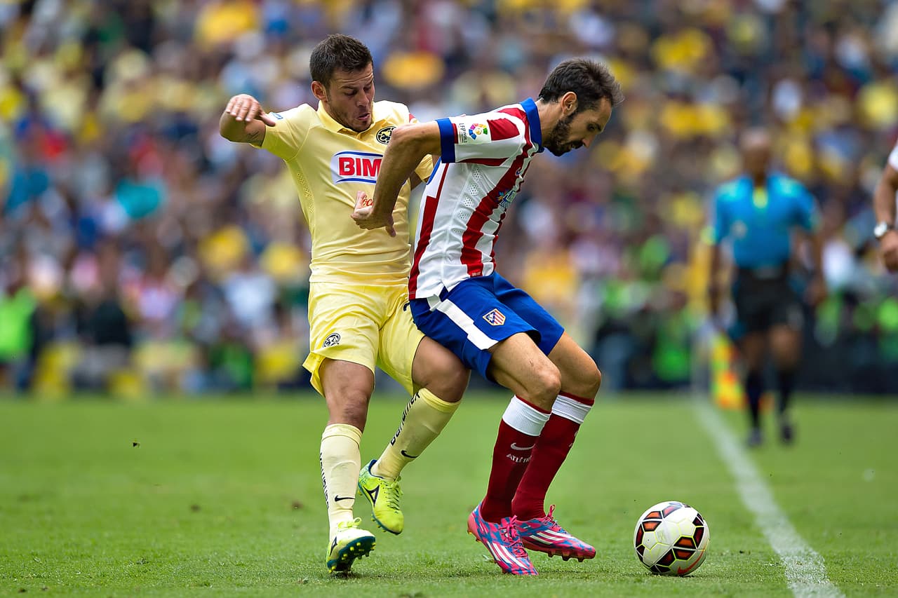 El volante argentino Gonzalo Díaz llegó al América para el Apertura 2014 y no hay fotos disponibles de él en juego oficial con las Águilas (esta es de un amistoso contra el Atlético de Madrid). Se lesionó gravemente la rodilla, regresó a Argentina y después jugó en Tijuana, donde no pasó nada con él.