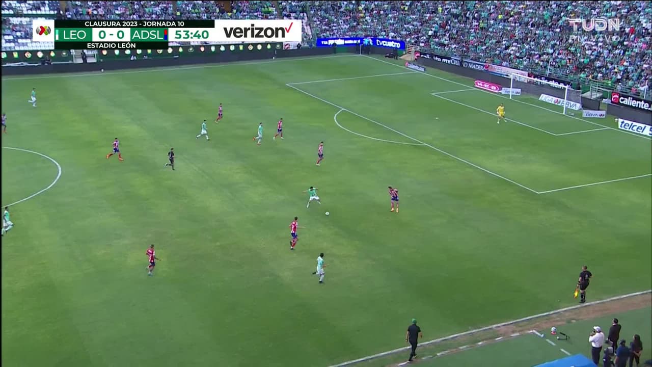 ¡TIRO ATAJADO! disparo por Lucas Romero.