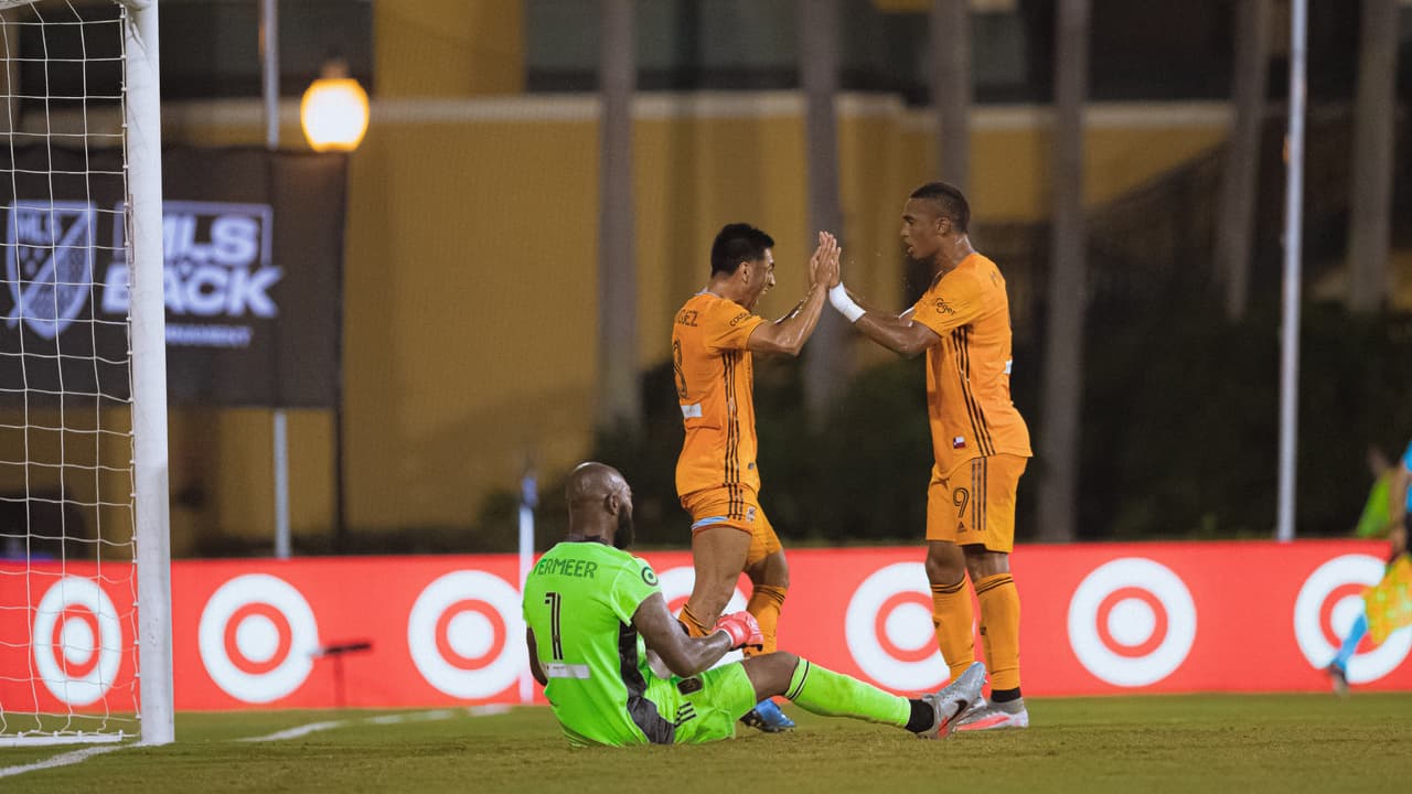 El LAFC no da por perdido ningún resultado, y en seis minutos logran empatar el partido que perdían 1-3.