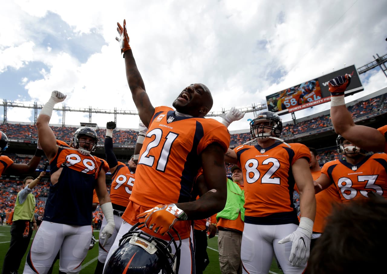 Al final de la tarde, los Broncos cosecharon su tercer triunfo de la campaña a costa de Raiders y así festejaron liderados por el esquinero veterano Aqib Talib.