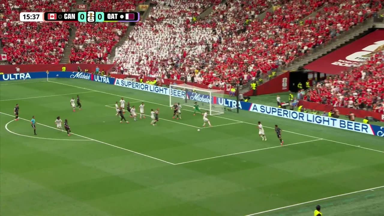 ¡GOL!  anota para Canadá. Cyle Larin