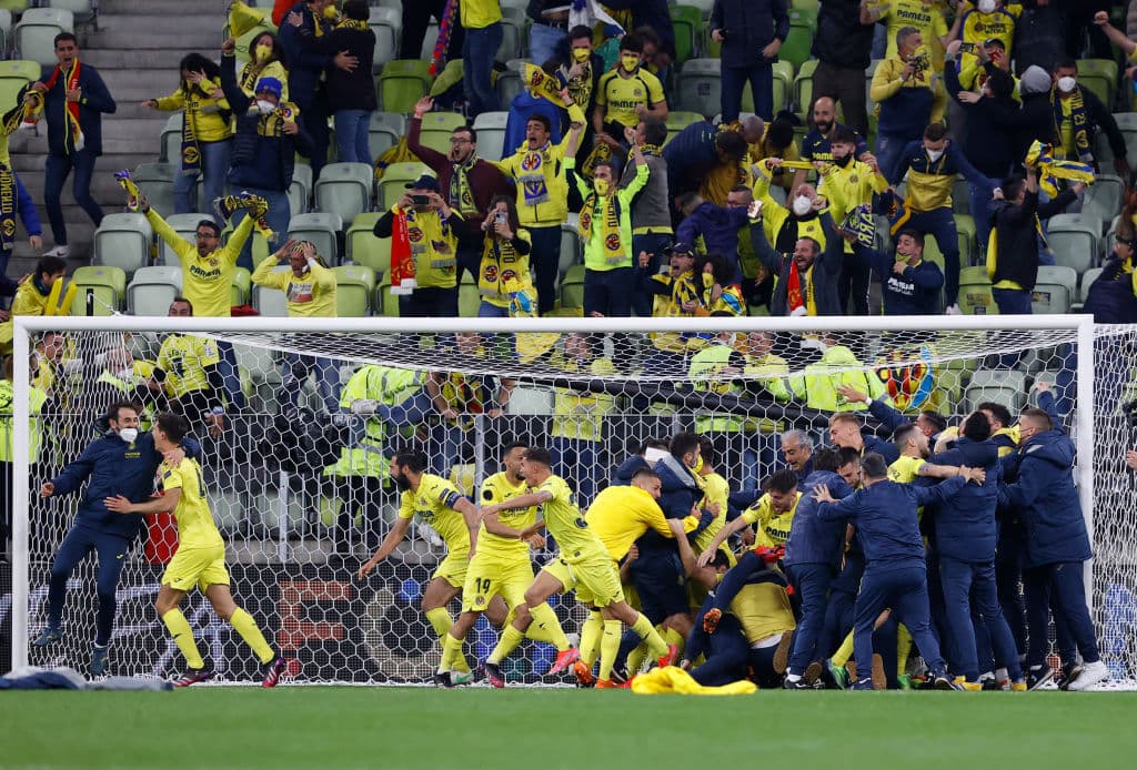 Tras 98 años, Villarreal porfin logra levantar el título de la UEFA Europa League tras vencer 11-10 en la tanda de penaltis al Manchester United.