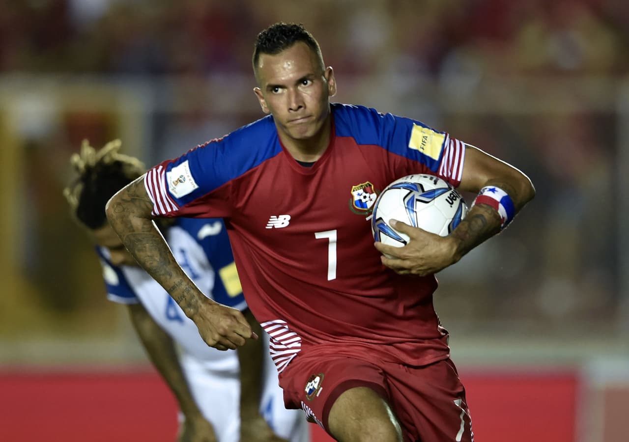 Rojo carmesí con vivos en azul marino, así es la camiseta de Panamá.