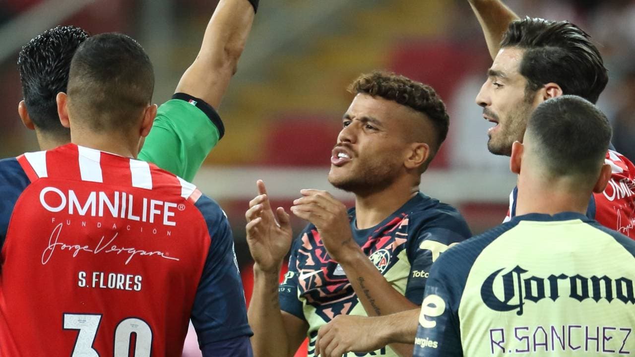 Jonathan dos Santos se fue llorando del Clásico tras ser expulsado