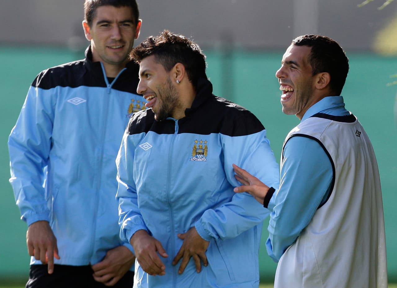 El juego estaba caliente y hubo un incidente entre Carlos Tévez y Joey Barton que desató la ‘cámara húngara’ entre ambos equipos.