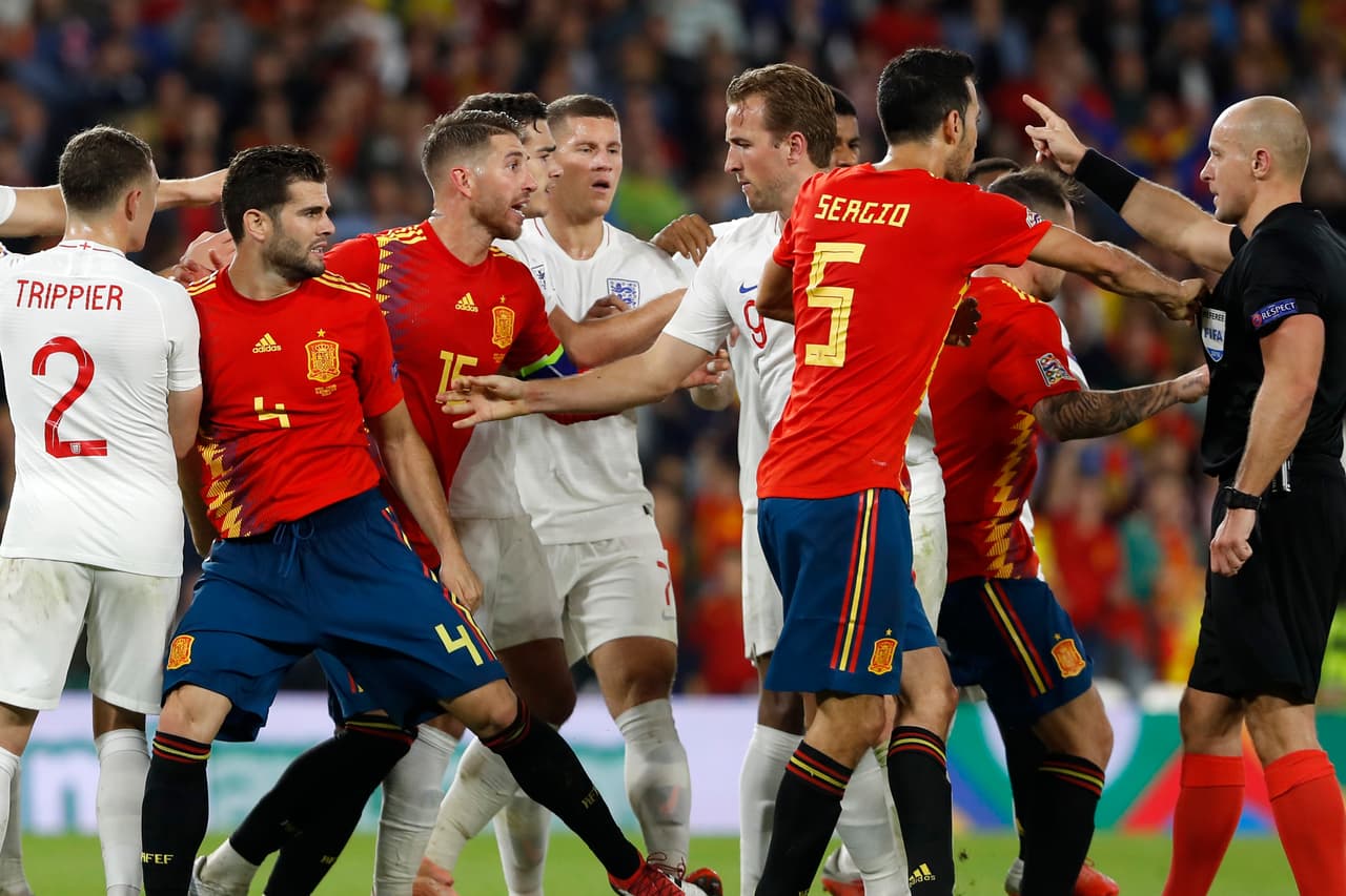 Hubo muchas fricciones luego de esta jugada, reclamos al árbitro, empujones, insultos, se calentaban los ánimos en la cancha y subía la intensidad de los aficionados también en Sevilla.