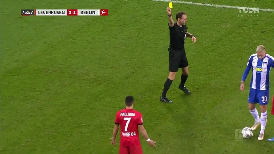 Tarjeta amarilla. El árbitro amonesta a Paulinho de Bayer 04 Leverkusen