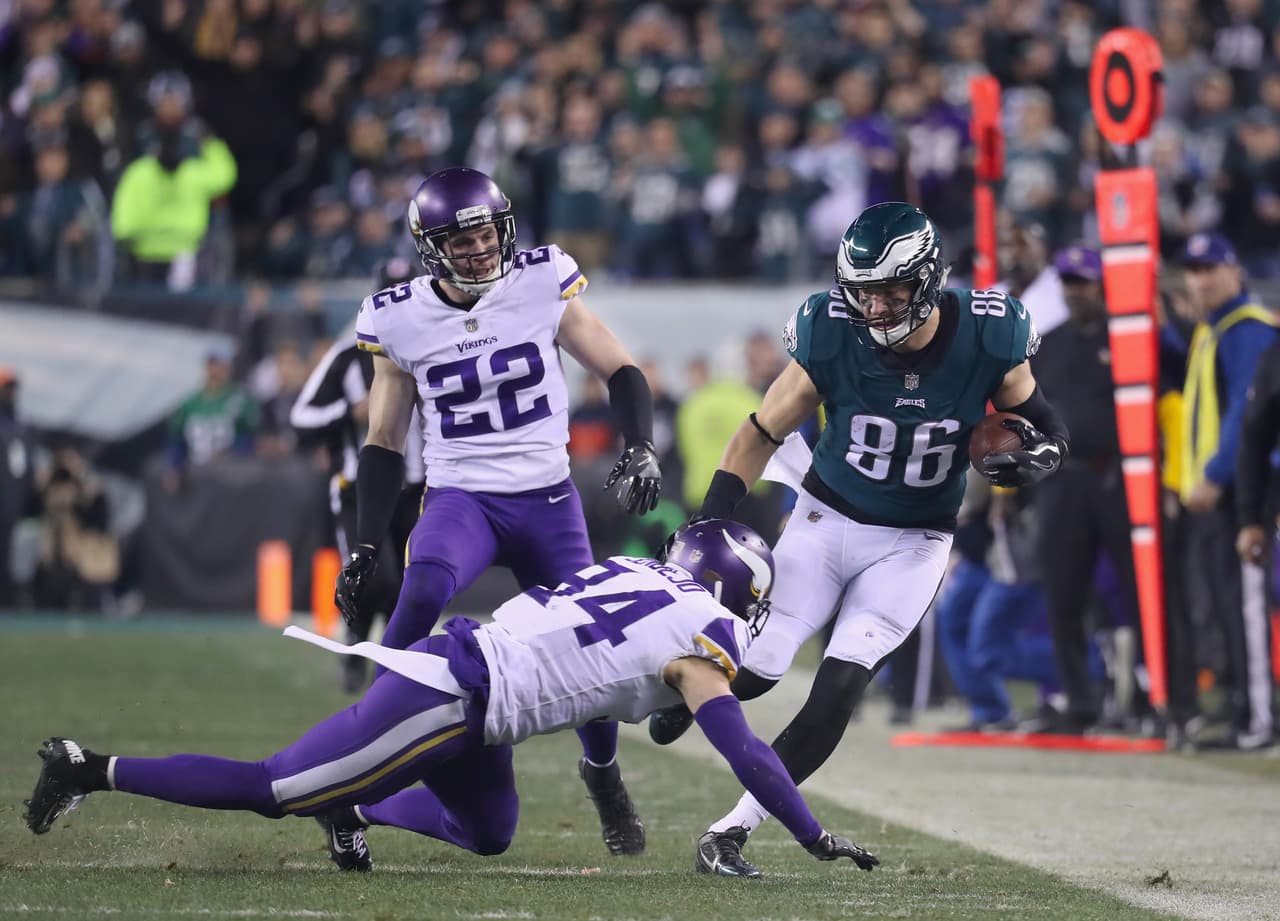 Zack Ertz también tuvo una gran noche en ofensiva al aportar 93 yardas en 8 recepciones.