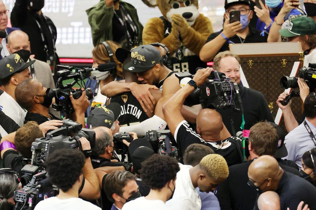 Los Bucks consiguen su segundo título y rompen la sequia desde 1971 sin un título.Milwaukee tuvo que venir de atrás de una desventaja de 0-2 y terminaron llevandose el título en el sexto juego con un total de 4 juegos ganados contra 2 de Phoenix.