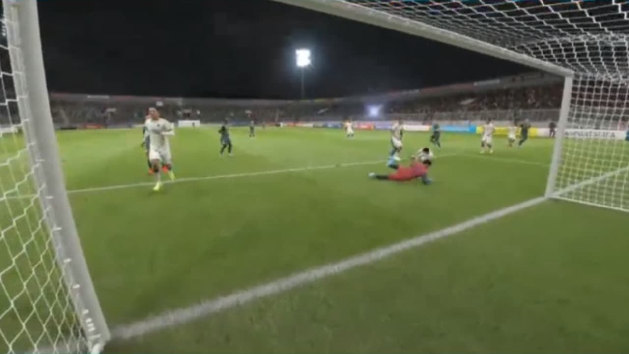 Marco Canales, representante de los Bravos de Juárez cayó 1-3 ante Octavio Rivero comandando a los Santos en el futbol virtual.