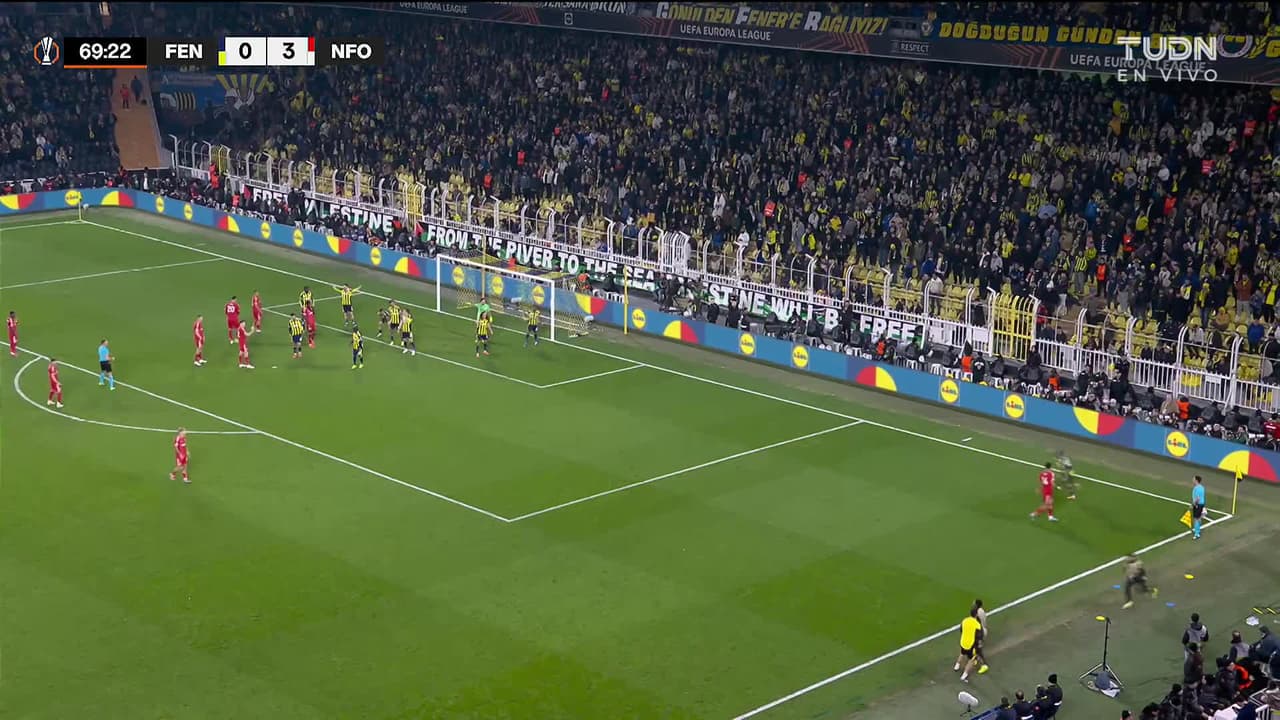 Ederson realiza gran atajada y evita el cuarto gol del Nottingham Forest