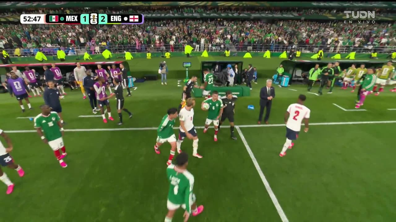 ¡Expulsión! El árbitro saca la roja directa a Jarell Quansah.