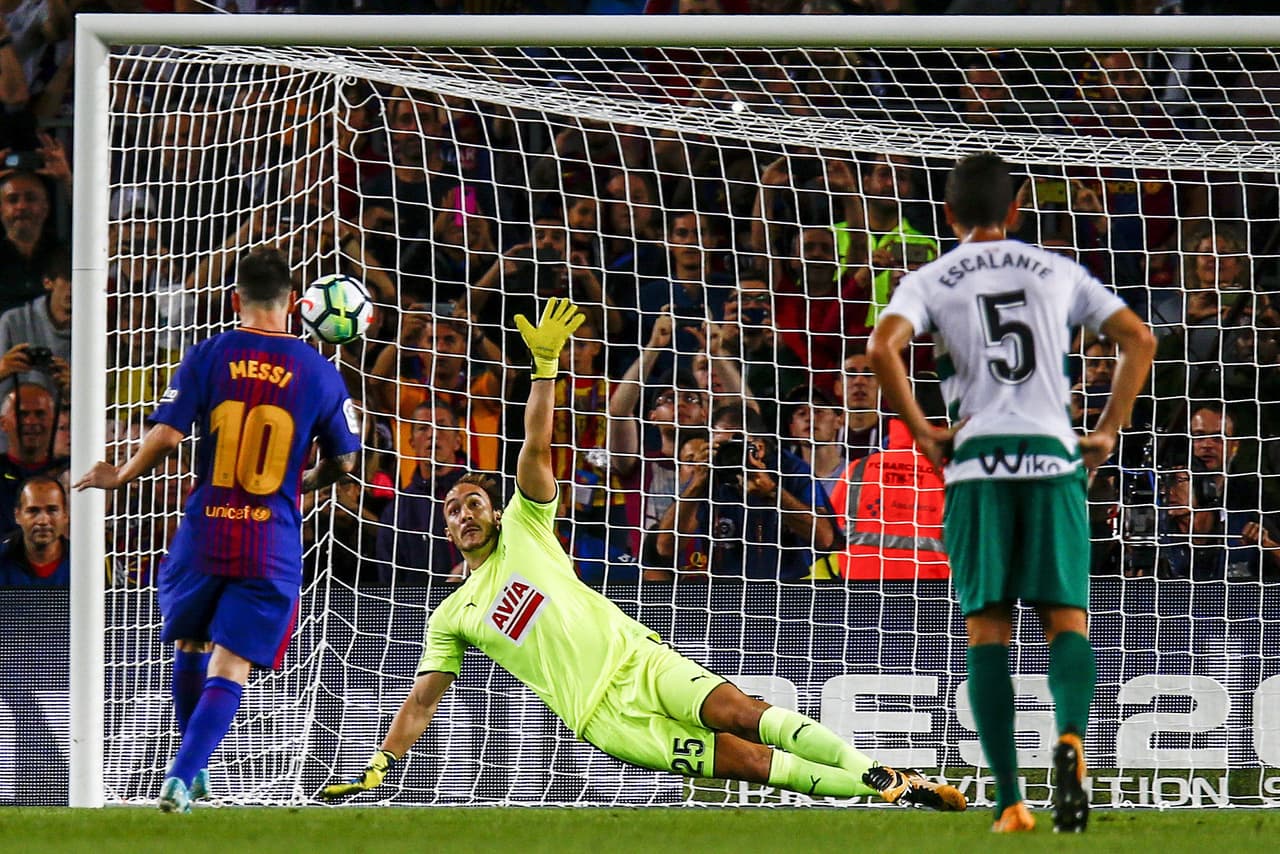 El primer gol llegó al minuto 25 con un penal de Messi. Dmitrović acertó el palo, pero no alcanzó a evitar la caída de su arco.