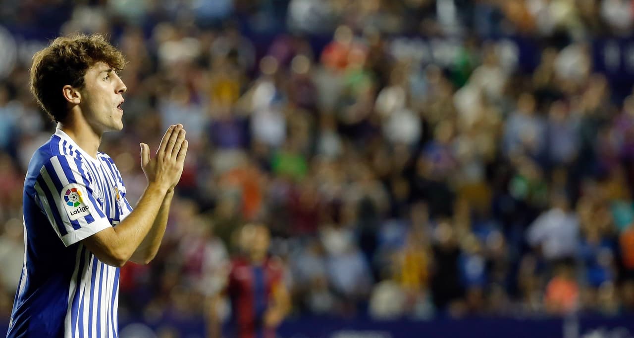 Al minuto 74, en una viveza de José Luis Morales, Álvaro Odriozola le cometió penal en la narices del juez central.