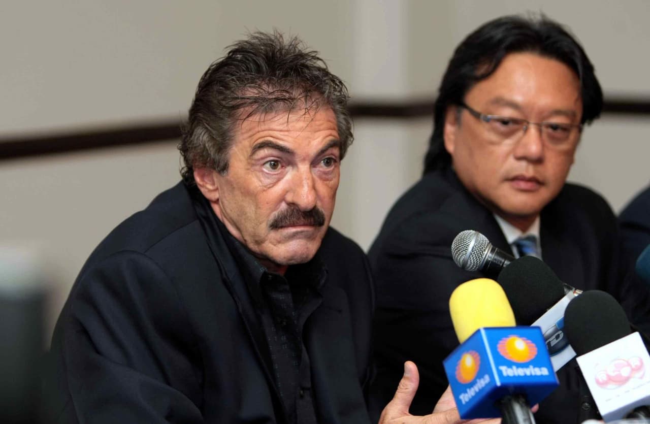 Esa misma experiencia, visible en su rostro, lo llevó a ser técnico de Costa Rica en 2010, aunque para 2011 dimitió aduciendo que esa selección ténía pocas figuras.