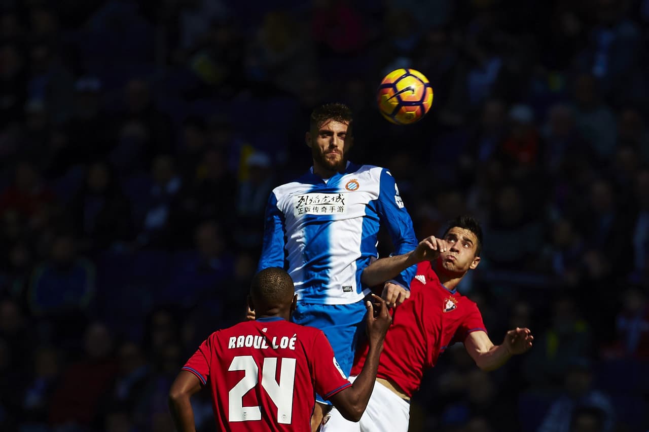 Otro duelo aéreo; esta vez el mediocampista David López gana en el salto a Unai García y Raoul Leó (Osasuna)