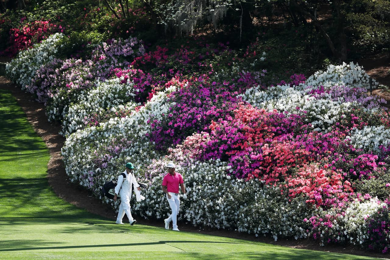 La fiesta del Masters de Augusta dejó bellas postales de los paisajes y el colorido en el Augusta National Golf Club, escenario testigo del segundo día de prácticas del torneo grande del golf mundial.