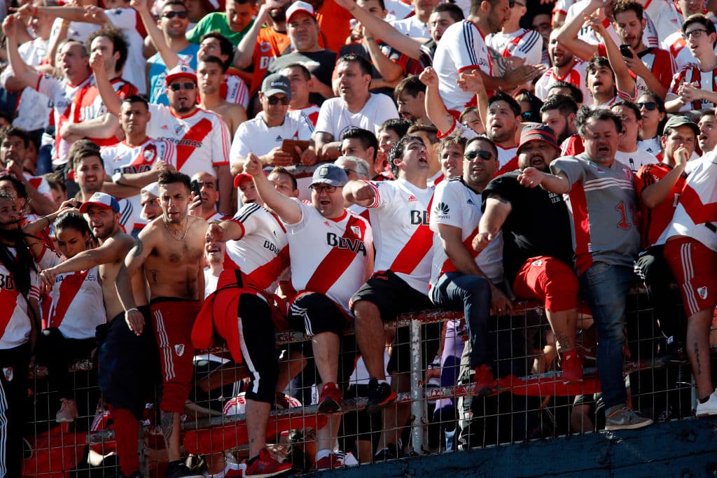 Los fanáticos de River Plate esperaron varias horas por la final de la Copa Libertadores contra Boca Juniors, juego suspendido luego de la agresión al vehículo del equipo Xeneize camino al estadio.