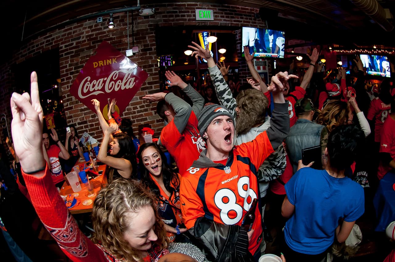 El domingo del Super Bowl es un día en el que todo Estados Unidos se paraliza para presenciar el partido, tanto en bares locales como en sus hogares. El consumo televisivo es el más alto en el año, así como el de cerveza, guacamole y alitas picantes.