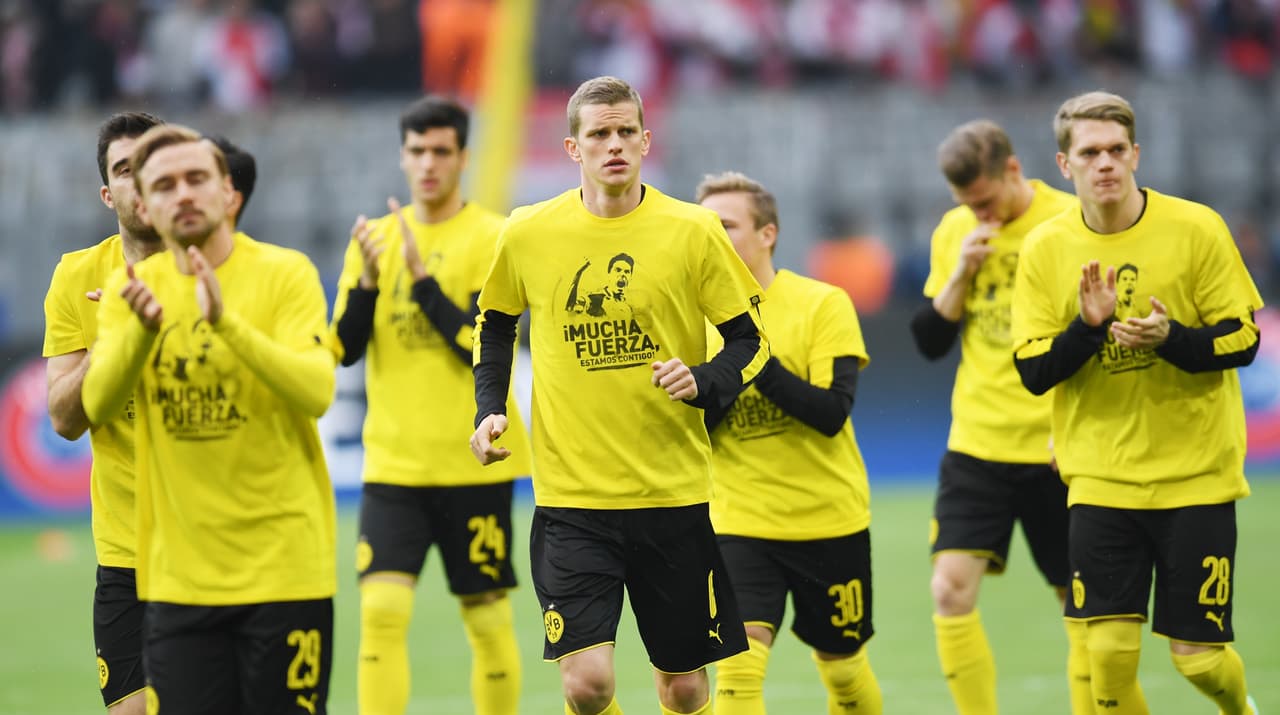 Con playeras y mensajes de apoyo, así salieron los jugadores a calentar previo al duelo del Borussia Dortmund ante el Mónaco.