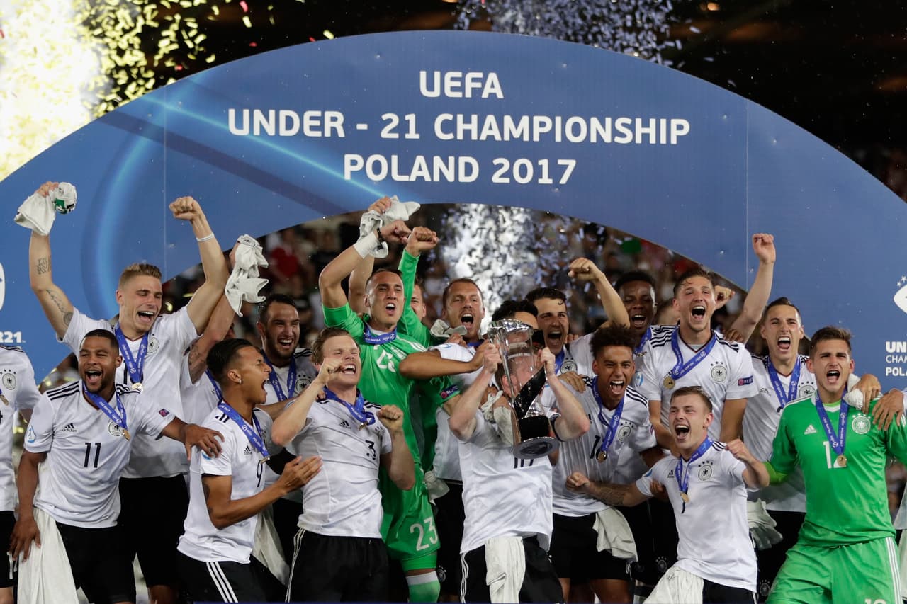 Los alemanes festejaron la obtención del título tras un complicado partido.