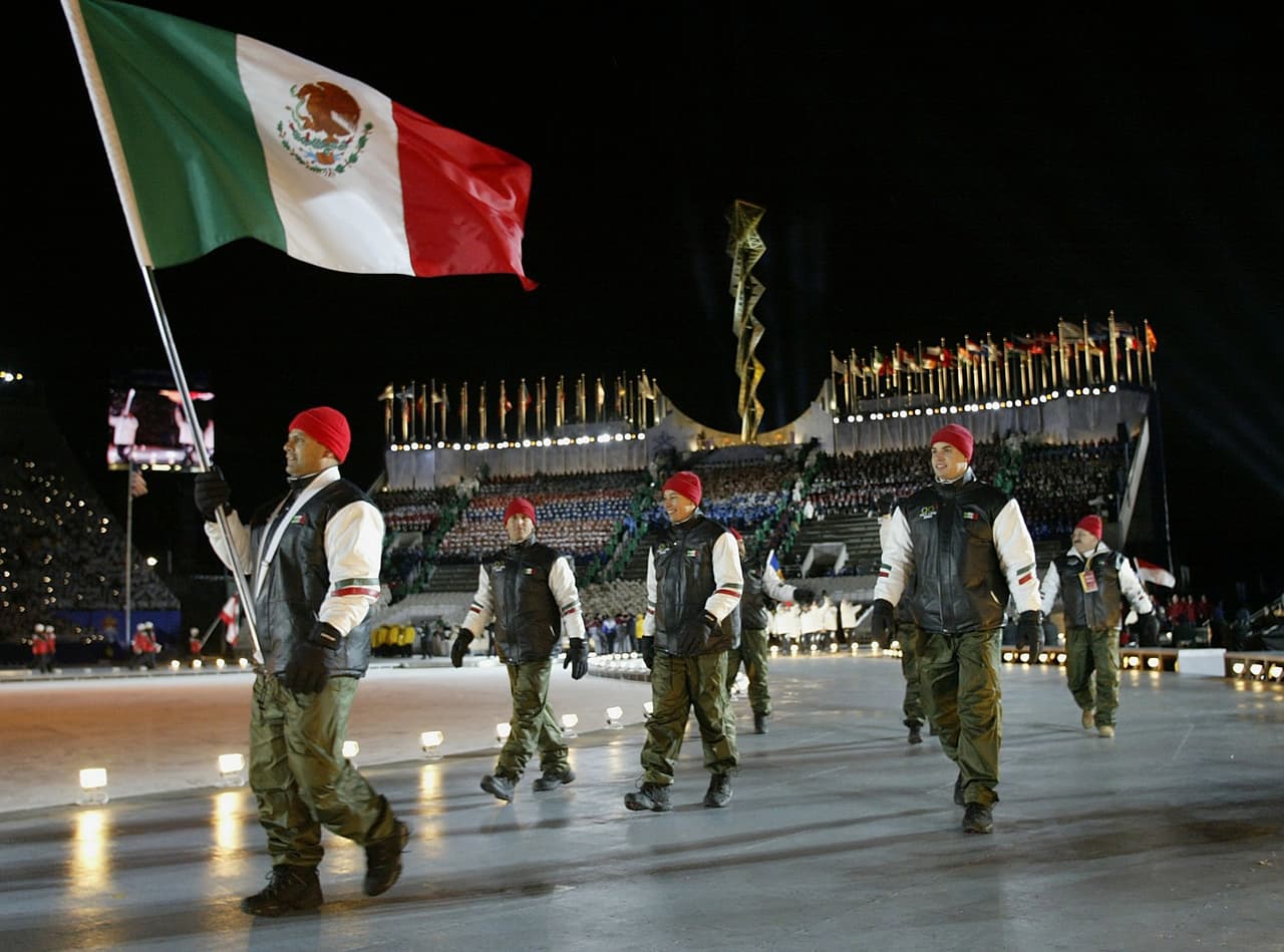 Tras la ausencia cuatro años atrás, México asistió en 2010 a los séptimos Juegos Olímpicos de Invierno en su historia.